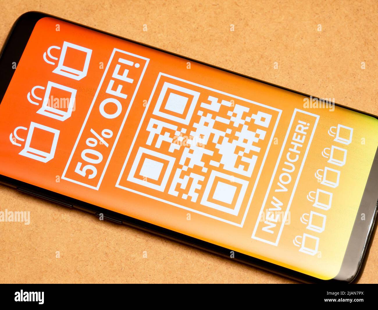 Générique bon de réduction de 50 % Promo maquette de modèle de code QR, détail de l'écran du smartphone, gros plan, personne. Application E-commerce, mode plein écran Banque D'Images