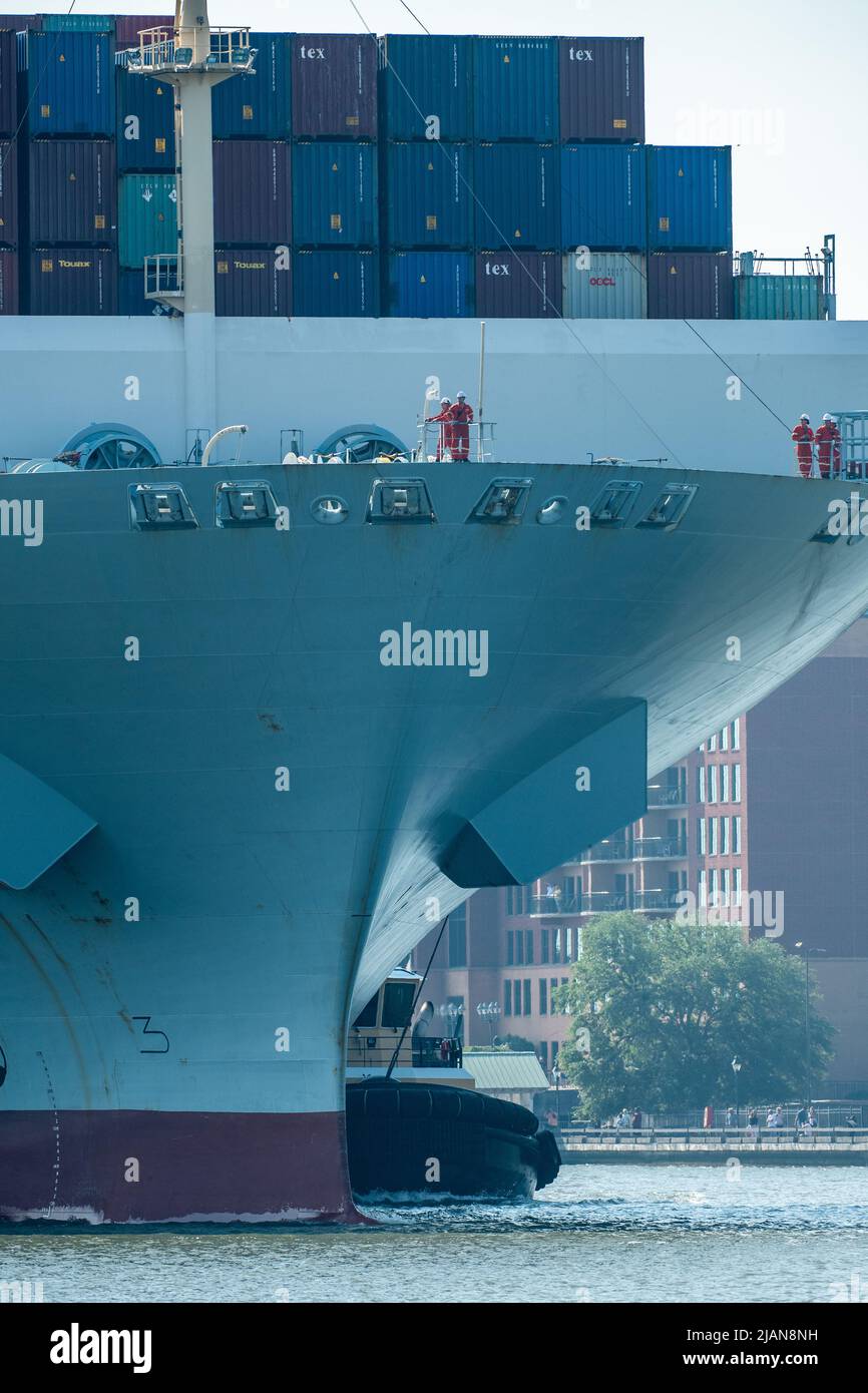 Des images de stock du navire à conteneurs COSCO Development, le plus grand navire à avoir jamais appelé la côte est, sont entrés dans la rivière Savannah ce matin et ma Banque D'Images