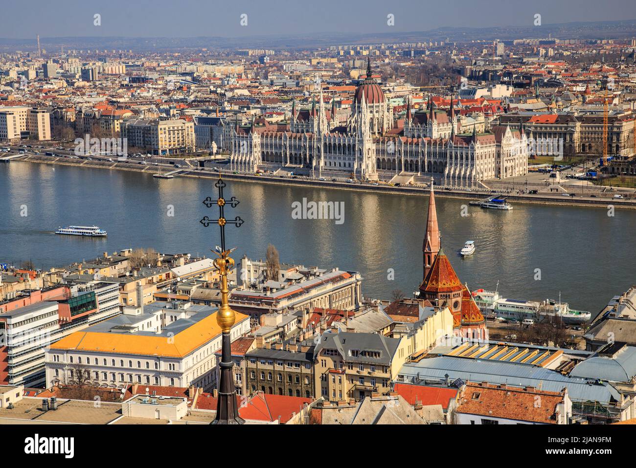 Vue sur la ville de Budapest le soir, le Parlement hongrois et d'autres bâtiments le long du Danube, en Hongrie Banque D'Images
