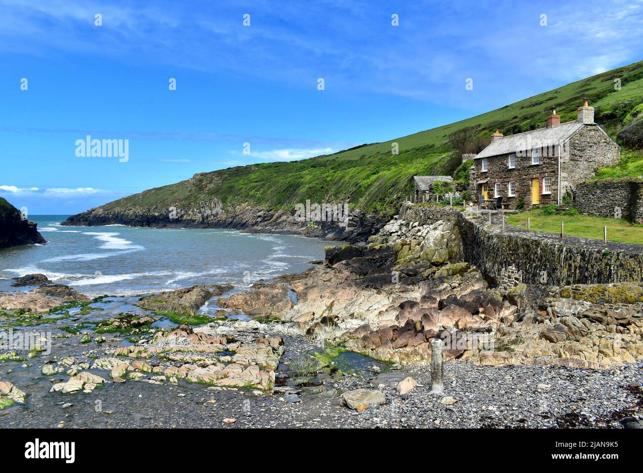 Quay Cottage donnant sur le port de Port Quin. Banque D'Images