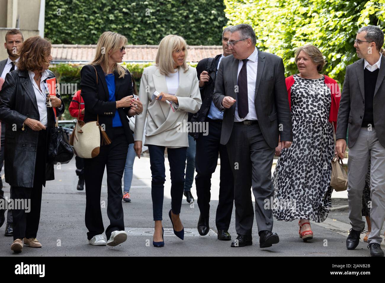 La première Dame Brigitte Macron et Sarah Lavoine inaugurent un espace pour les soignants fondé par l'association Hopitaux de Paris et créé par la Maison Sarah Lavoine à l'hôpital Paul Guimard à Villejuif, au sud de Paris sur 31 mai 2022. L'espace est créé pour offrir un espace de repos au personnel médical dans les hôpitaux. Photo de Raphael Lafargue/ABACAPRESS.COM Banque D'Images