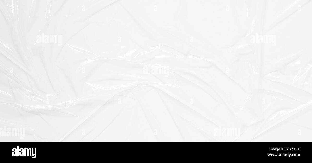 Film plastique transparent sur fond blanc. Cellophane en plastique froissé. Réfléchit la lumière et l'ombre sur les plis et se plie en plastique Banque D'Images