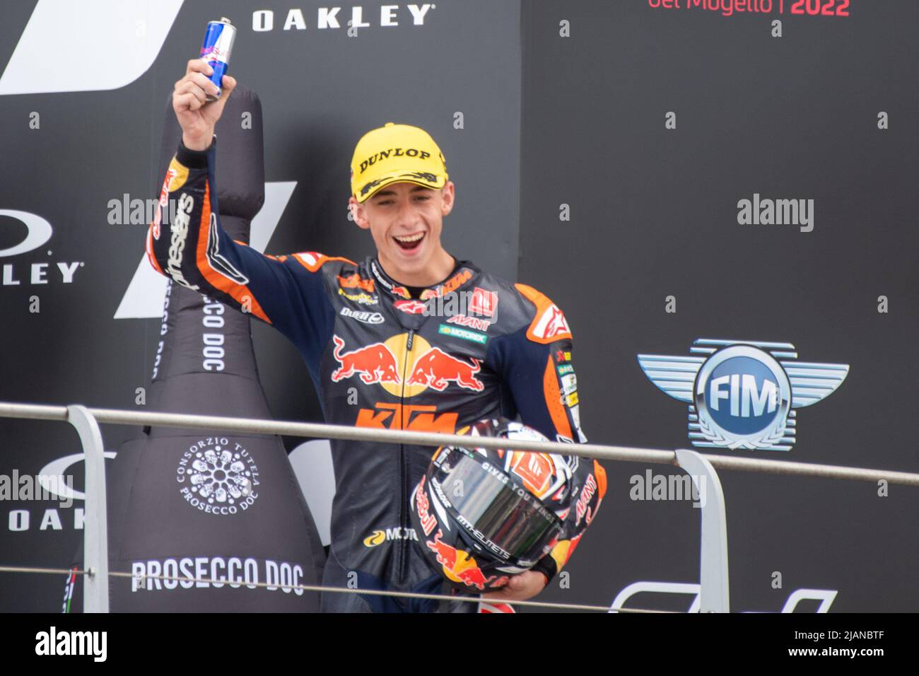 29th mai 2022; circuit Mugello, Scarperia e San Piero, Toscane, Italie: MotoGP2 d'Italie, jour de la course; Pedro Acosta de Red Bull KTM Ajo Moto2 célèbre la première place sur le podium Banque D'Images