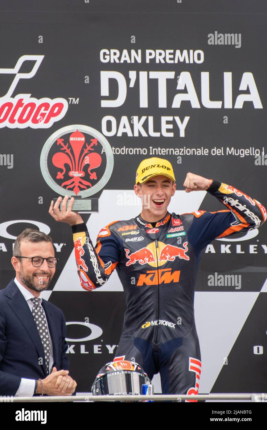 29th mai 2022; circuit Mugello, Scarperia e San Piero, Toscane, Italie: MotoGP2 d'Italie, jour de la course; Pedro Acosta de Red Bull KTM Ajo Moto2 fête sa première place sur le podium Banque D'Images