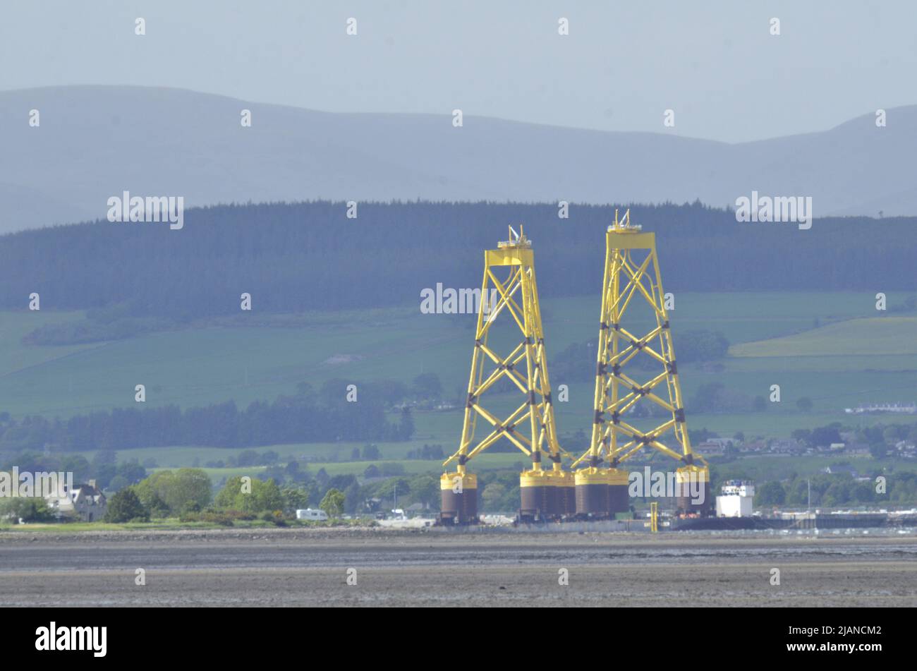 CROMARTY FIRTH, ÉCOSSE, Royaume-Uni - 25 mai 2022 - plates-formes et plates-formes pétrolières pour éoliennes offshore au chantier de Nigg dans le parc de Cromarty Firth Banque D'Images