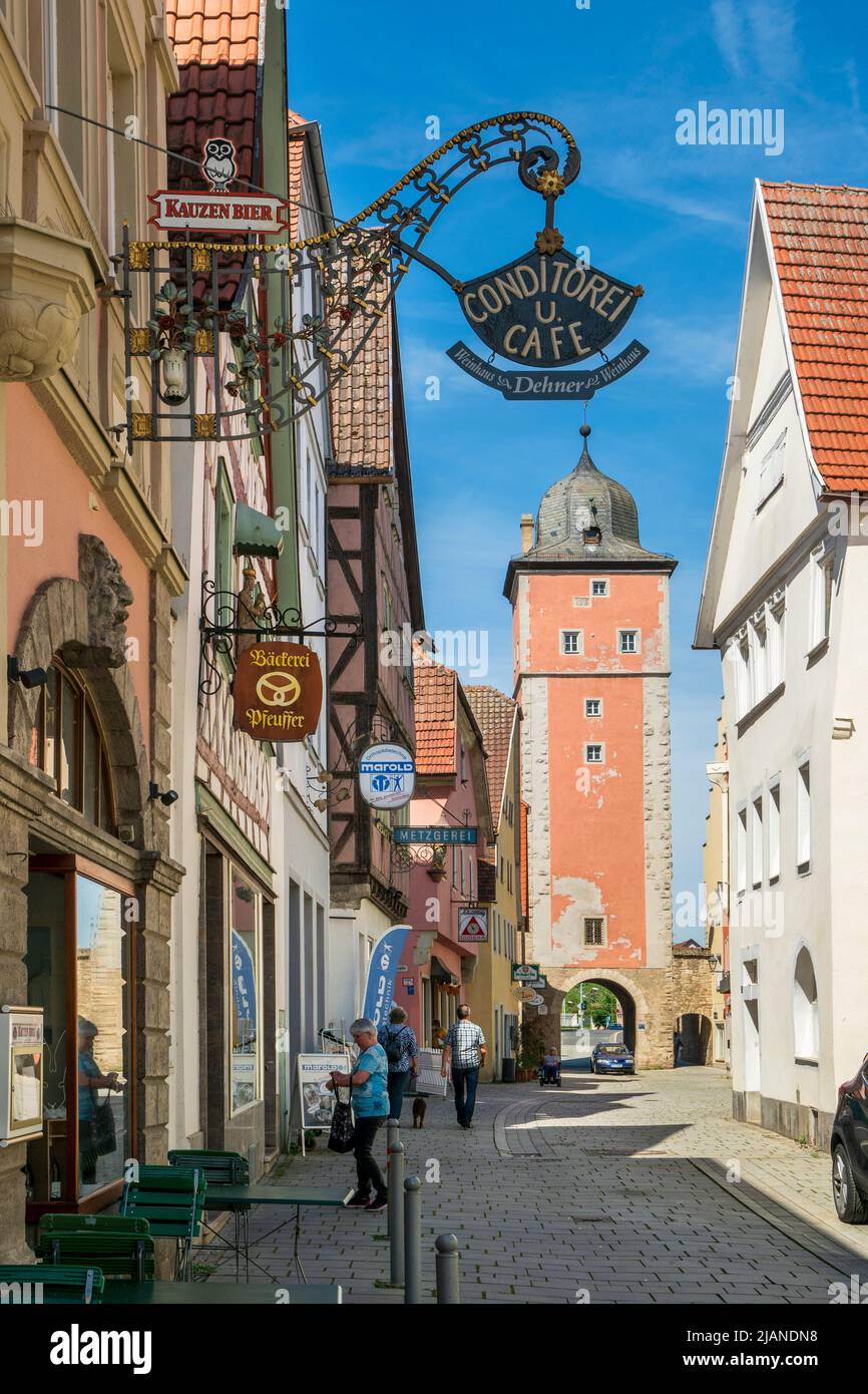 Die historische Altstadt von Ochsenfurt in Unterfranken am main mit malerischen Gebäuden innerhalb der Stadtmauer Banque D'Images