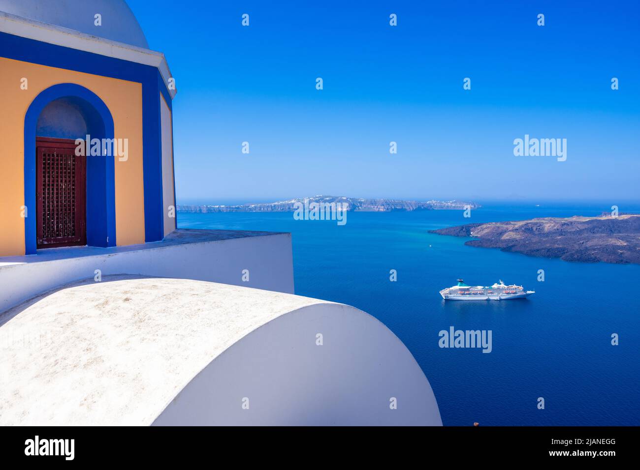Ville de Fira, avec vue sur la caldeira, le volcan et les bateaux de croisière, Santorini, Grèce. Banque D'Images