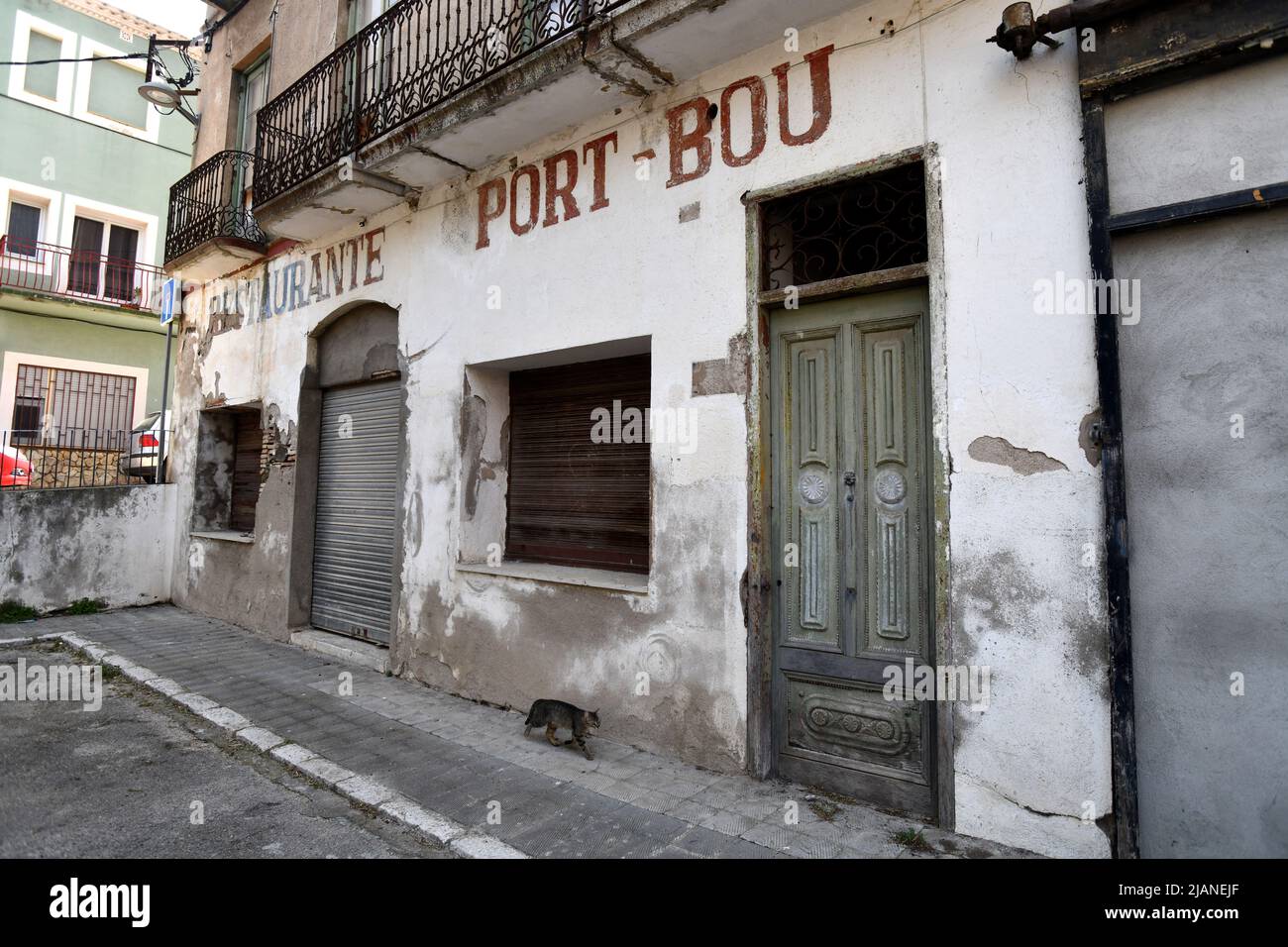 Le village espagnol de Portbou, frontière catalane, qui borde la France et l'Espagne avec des bâtiments négligés Banque D'Images