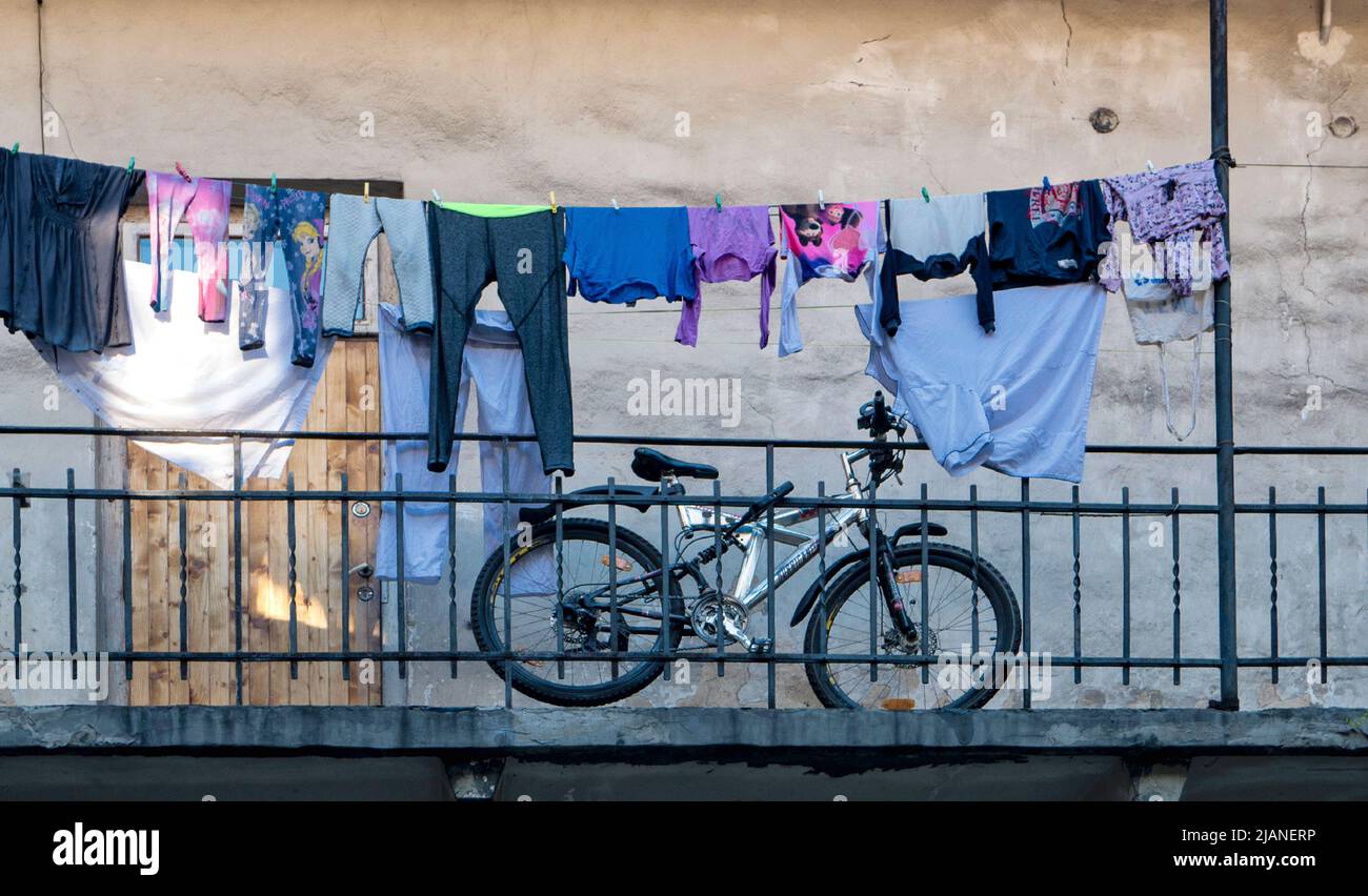 Le dimanche, à Plac Nowy, dans le quartier Kazimierz de Cracovie, un énorme marché de vêtements a lieu. Le populaire 'juif' est bondé avec des gens de Cracovie. Banque D'Images