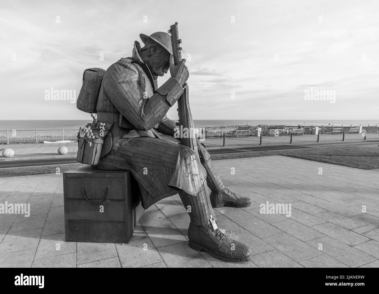 La statue de Tommy, Soldier 1101, sur le front de mer à Seaham, Angleterre, Royaume-Uni en monochrome, noir et blanc Banque D'Images
