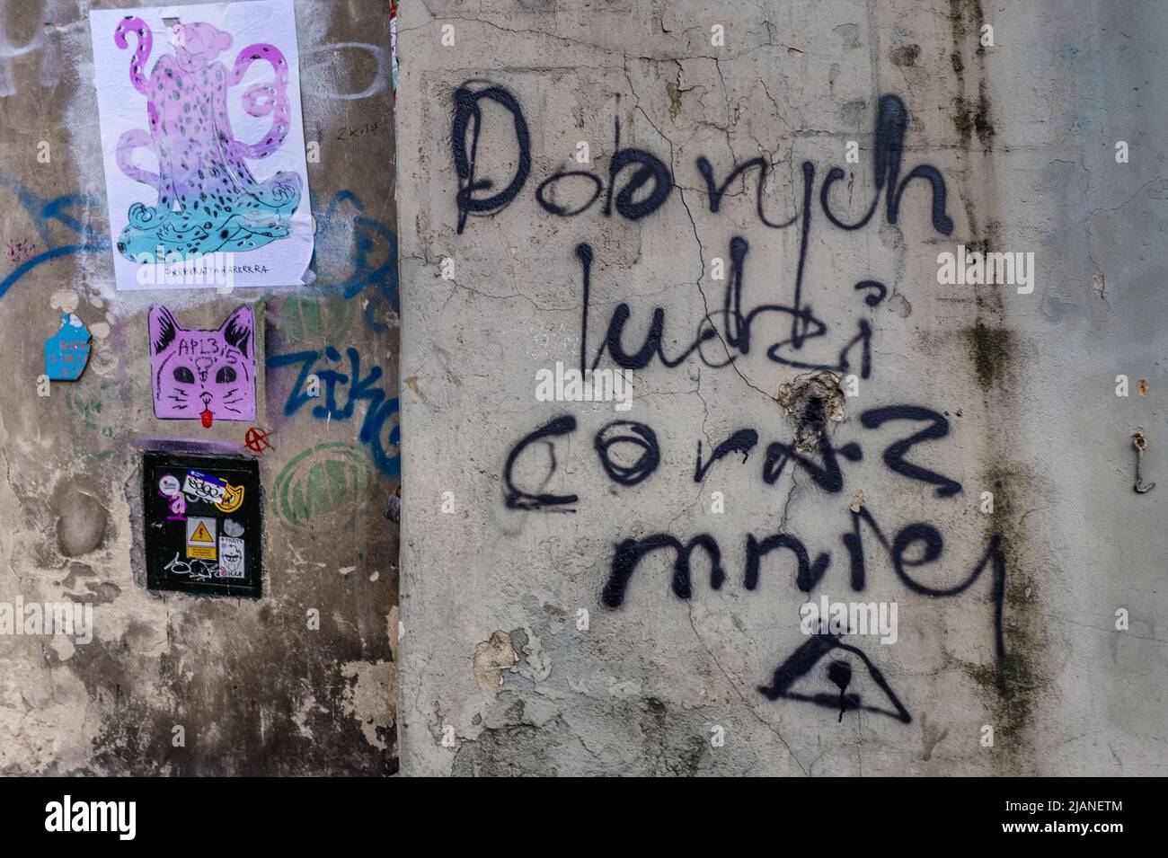 « Les bonnes personnes deviennent de moins en moins nombreuses ». Graffiti sur le mur d'un bâtiment dans la rue Corpus Christi à Kazimierz, Cracovie. Banque D'Images