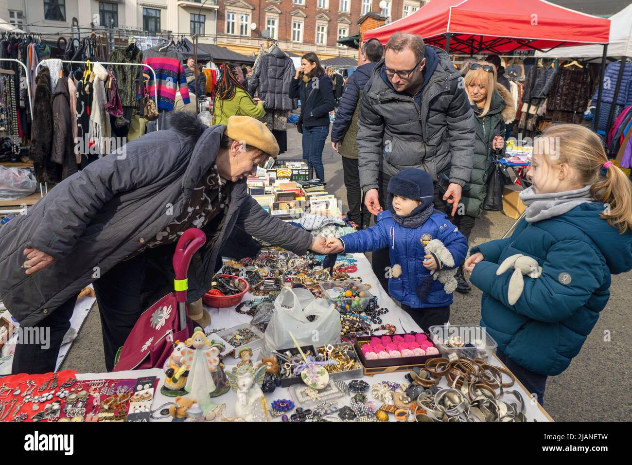 Le dimanche, à Plac Nowy, dans le quartier Kazimierz de Cracovie, un énorme marché de vêtements a lieu. Le populaire 'juif' est bondé avec des gens de Cracovie. Banque D'Images