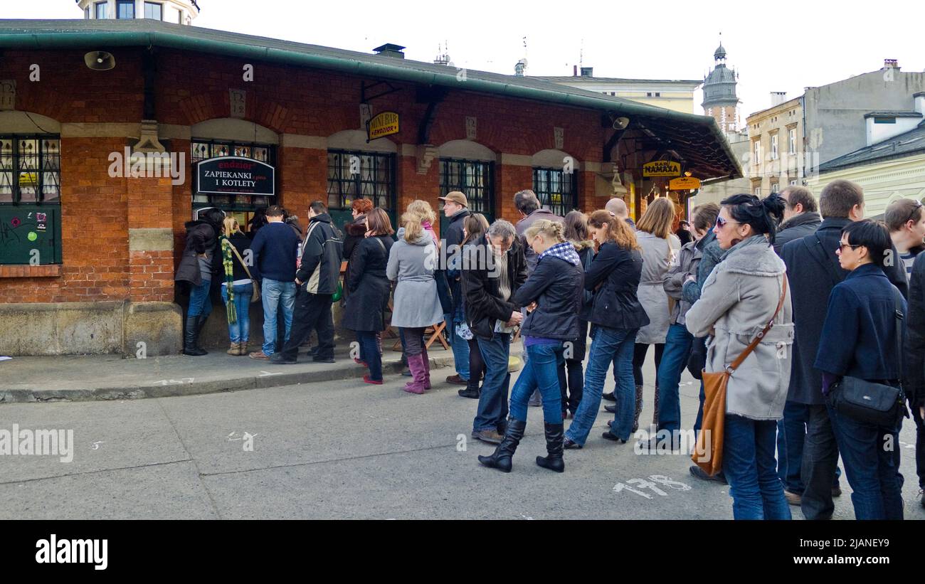 „Okrąglak' na Placu Nowy W Krakowie - stoisko z zapiekankami. „Okrąglak' sur la Nouvelle place de Cracovie - une stalle avec une casserole. Banque D'Images