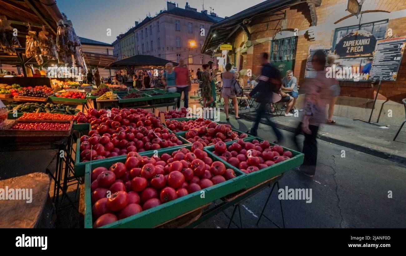 Stoisko z owocami i warzywami, Plac Nowy na krakowskim Kazimierzu. Stand de fruits et légumes, Plac Nowy, dans le quartier Kazimierz de Cracovie. Banque D'Images