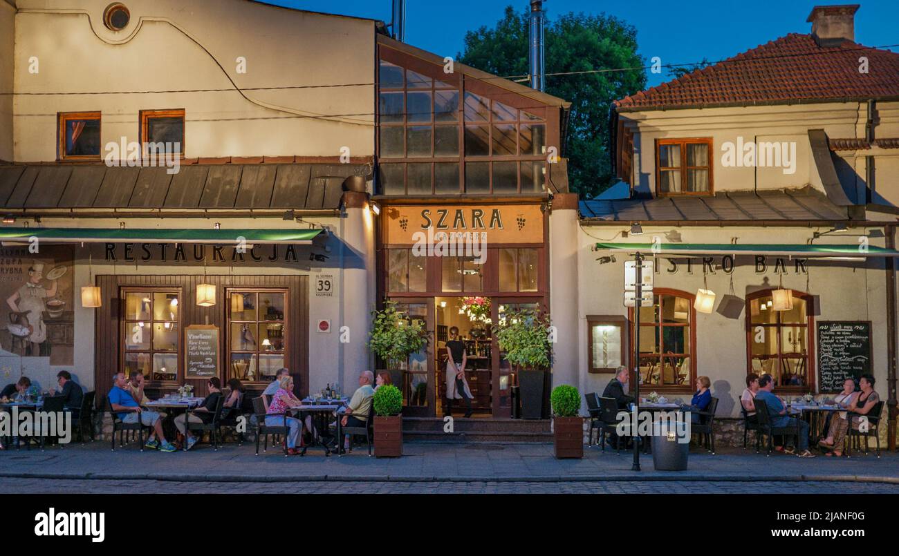 Witryna kawiarni przy ulicy Szerokiej na krakowskim Kazimierzu. Cafés sur la rue Szeroka dans le quartier Kazimierz de Cracovie. Banque D'Images