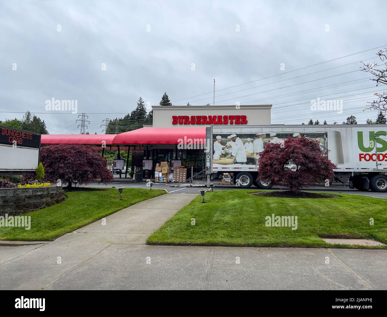 Mill Creek, WA États-Unis - vers mai 2022 : vue sur la rue de l'avant d'un restaurant de restauration rapide Burgermaster lorsqu'ils reçoivent une livraison de nourriture. Banque D'Images Mill Creek, WA États-Unis - vers mai 2022 : vue sur la rue de l'avant d'un restaurant de restauration rapide Burgermaster lorsqu'ils reçoivent une livraison de nourriture. Banque D'Images