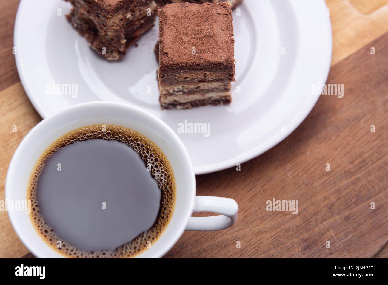 Goias, Brésil – 31 mai 2022 : une tasse de café avec des morceaux de paille italienne sur une surface en bois. Banque D'Images