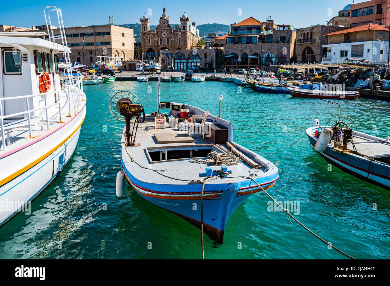 Une ville des images des églises aux vieilles maisons historiques et des destinations au mur phénicien de Batroun, Liban Banque D'Images