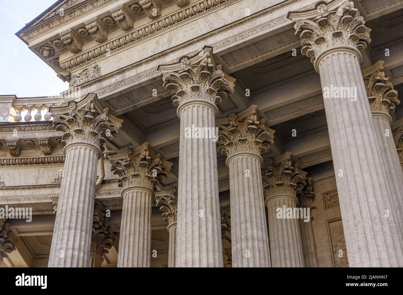Cour suprême des États-Unis d'entrée du bâtiment avec une vue panoramique de colonnes et marches en cas de forte soleil de l'été à Washington DC, USA Banque D'Images