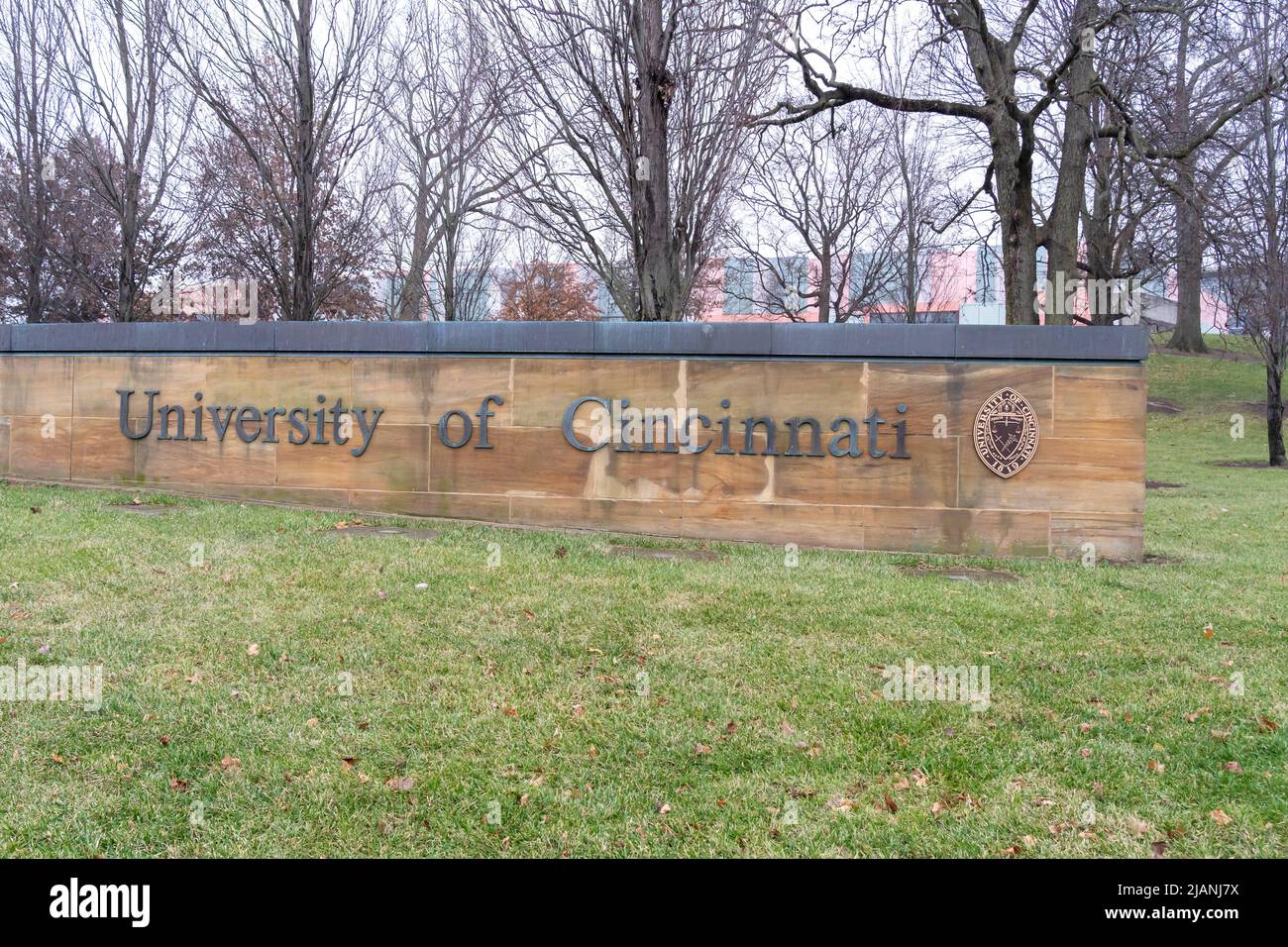 Cincinnati, Ohio, Etats-Unis - 28 décembre 2021 : le panneau de l'Université de Cincinnati est montré. Banque D'Images