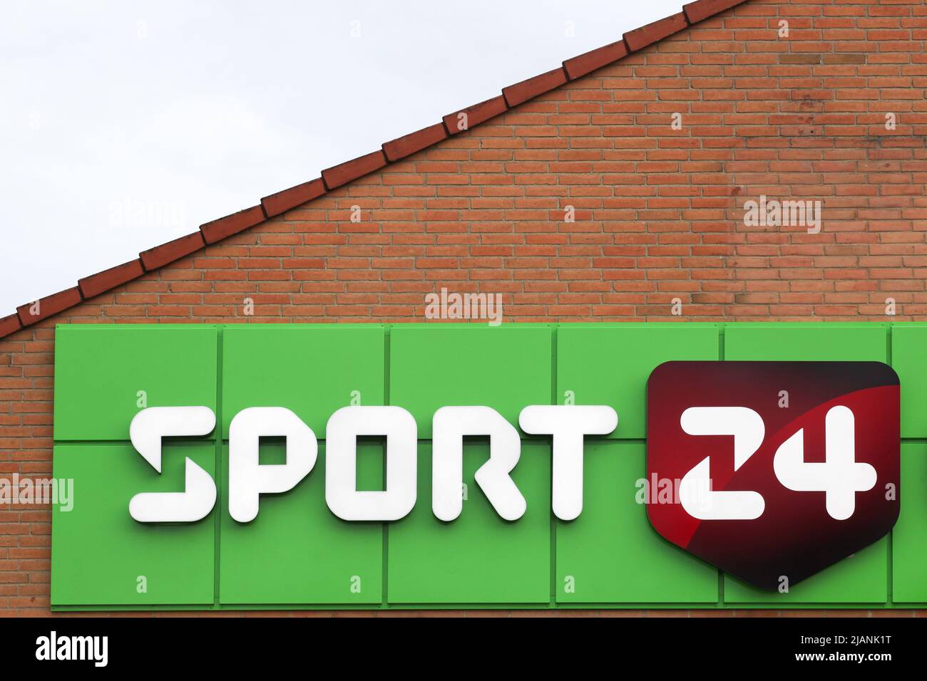 RISSKOV, Danemark - 5 novembre 2021 : logo Sport 24 sur un mur. Sport 24 est une chaîne de détaillants de sport au Danemark Banque D'Images