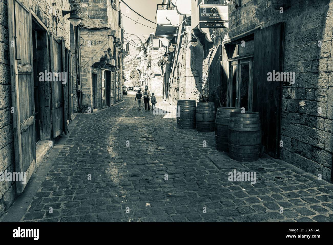 Une ville des images des églises aux vieilles maisons historiques et des destinations au mur phénicien de Batroun, Liban Banque D'Images