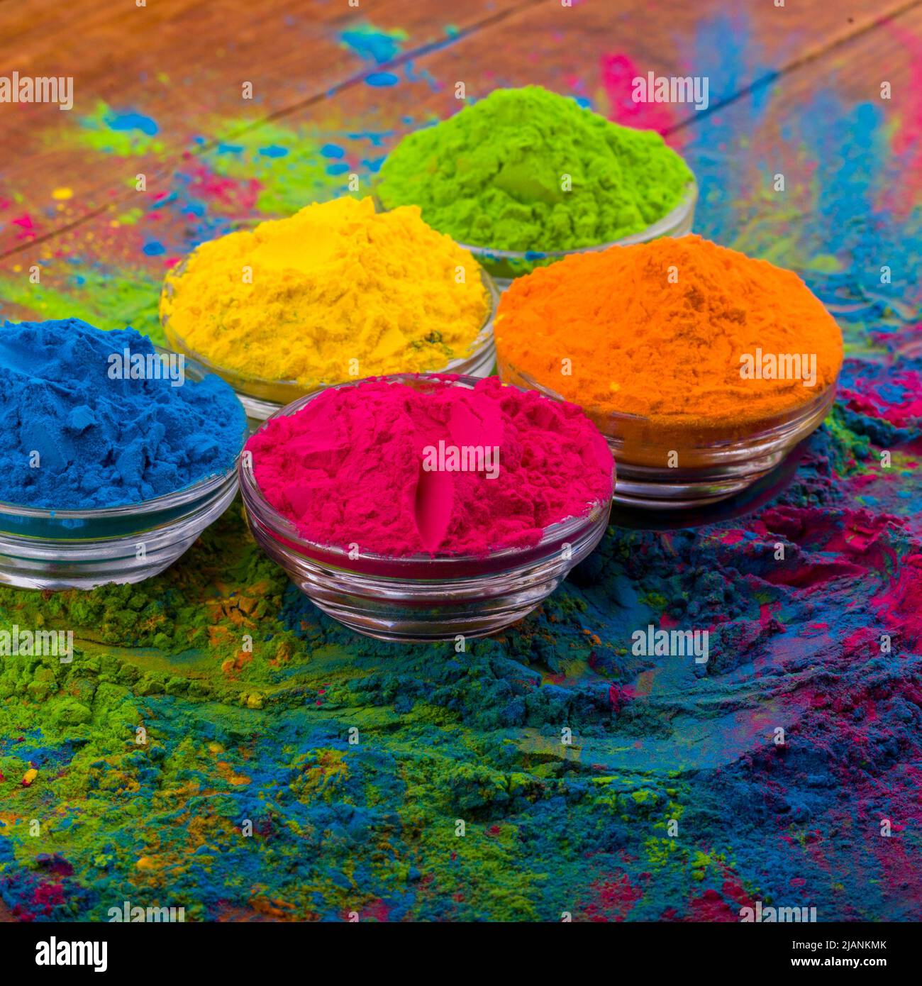 Pigments colorés en poudre dans des flacons en verre pour le festival indien de l'holi sur fond d'ardoise foncé, espace de copie. Gulal coloré pour Happy Holi Banque D'Images
