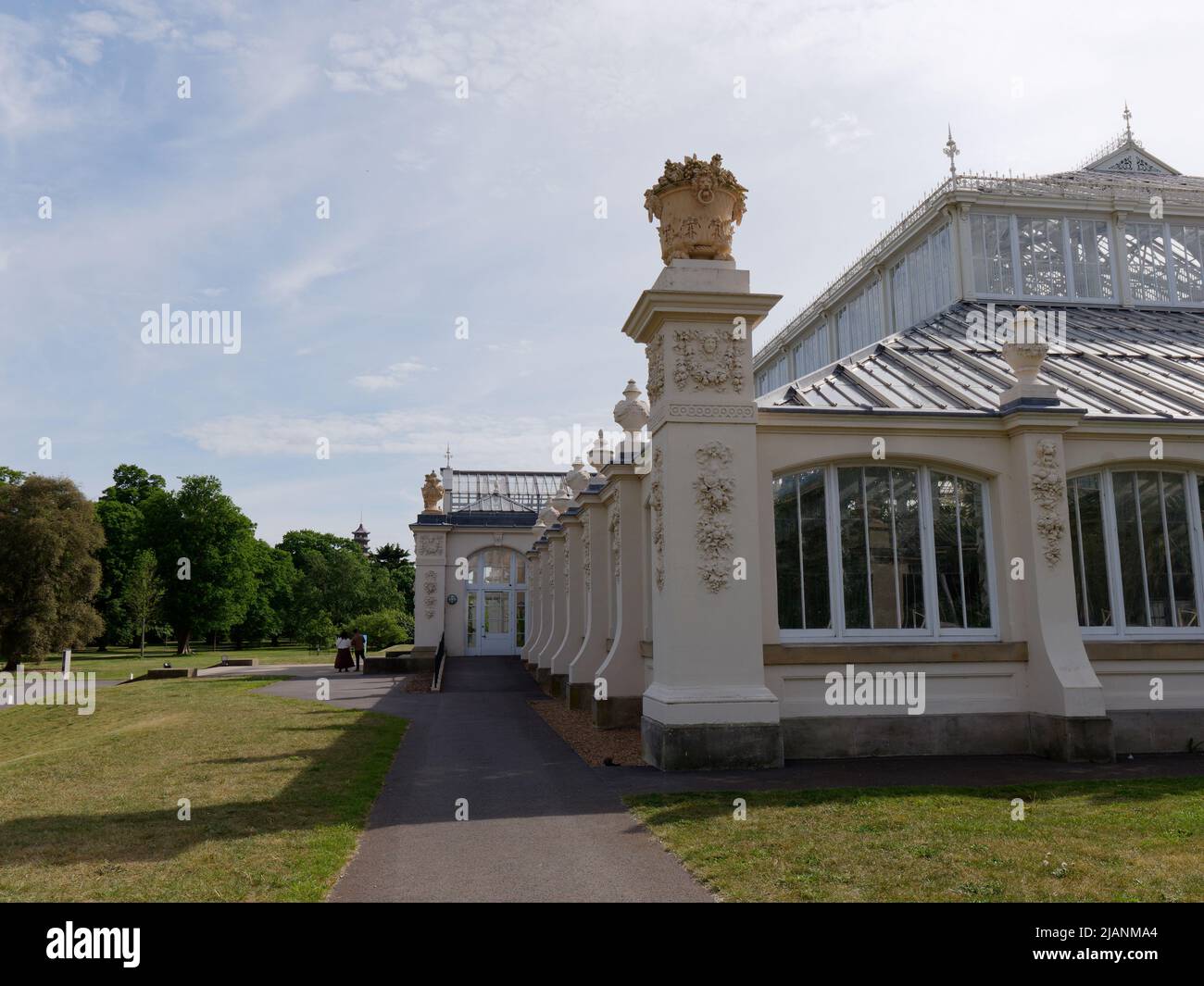 Richmond, Grand Londres, Angleterre, 18 mai 2022: Jardins botaniques royaux Kew. Vue latérale de la maison Temperate située dans une pelouse et des arbres. Banque D'Images
