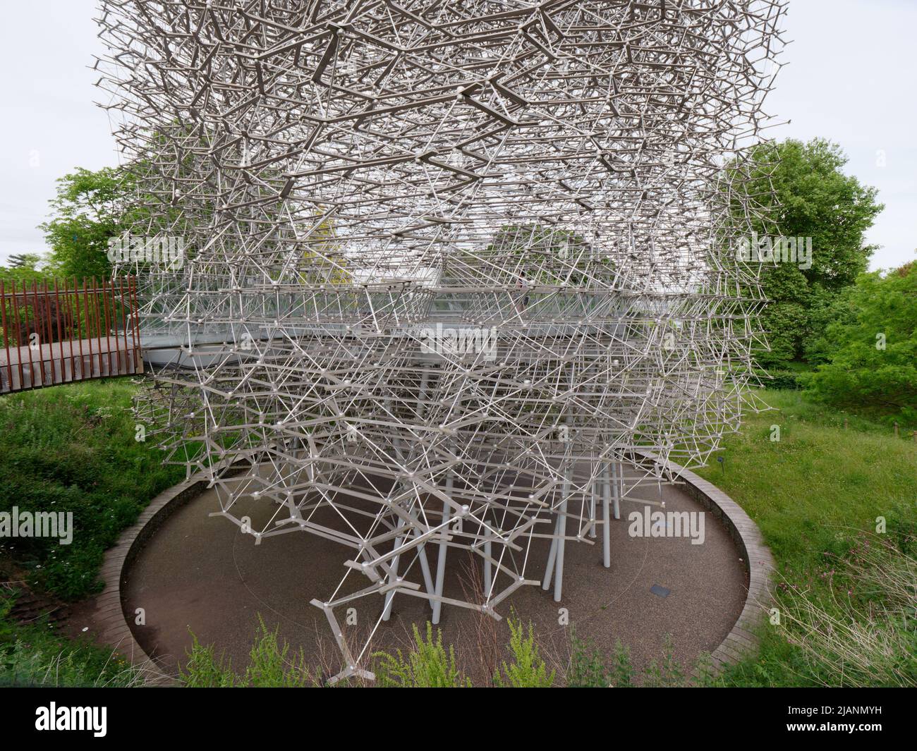 Richmond, Grand Londres, Angleterre, 18 mai 2022: Jardins botaniques royaux Kew. Extérieur de la ruche par Wolfgang contrefort, une structure conçue pour célébrer Banque D'Images