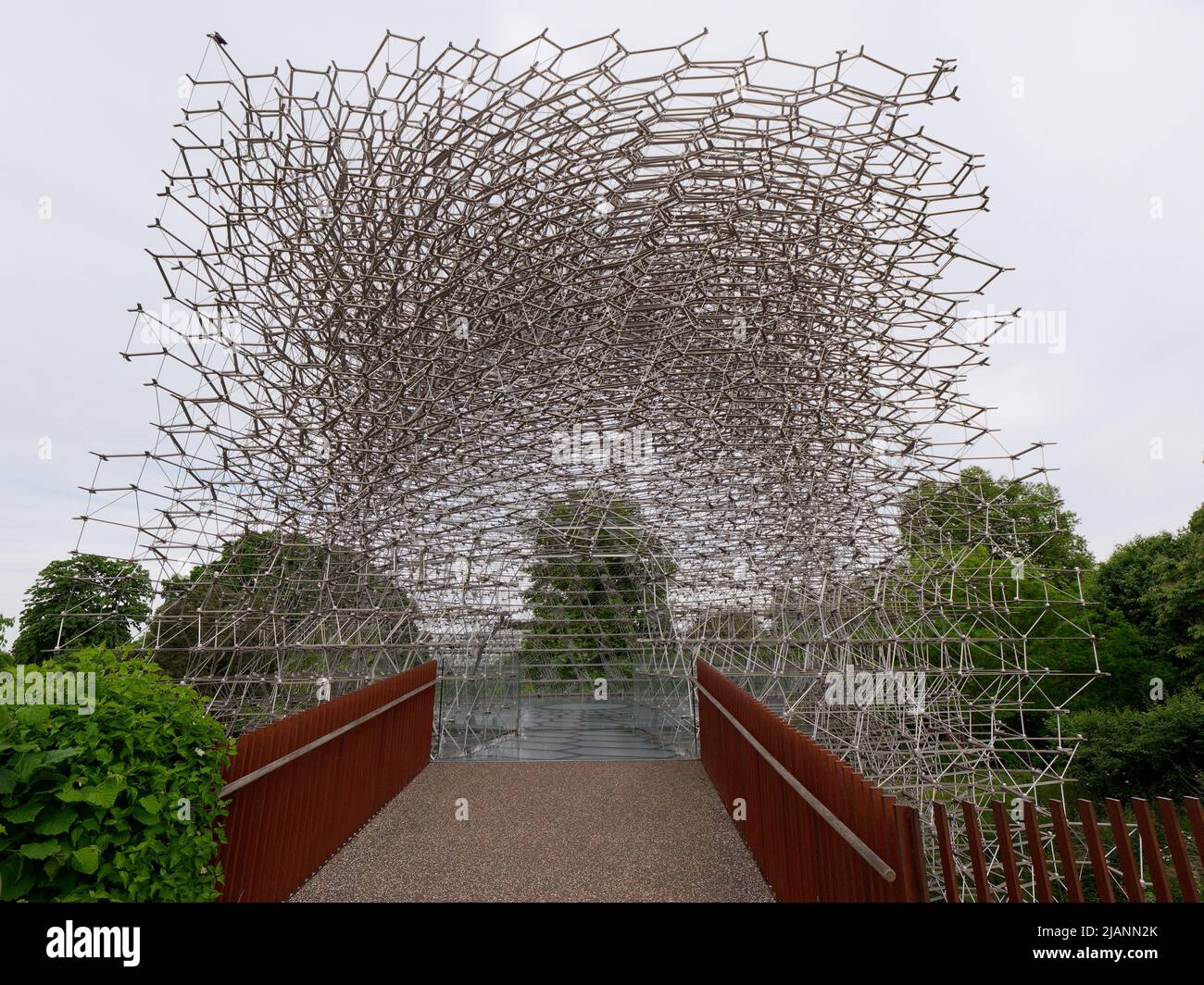 Richmond, Grand Londres, Angleterre, 18 mai 2022: Jardins botaniques royaux Kew. Extérieur de la ruche par Wolfgang contrefort, une structure conçue pour célébrer Banque D'Images