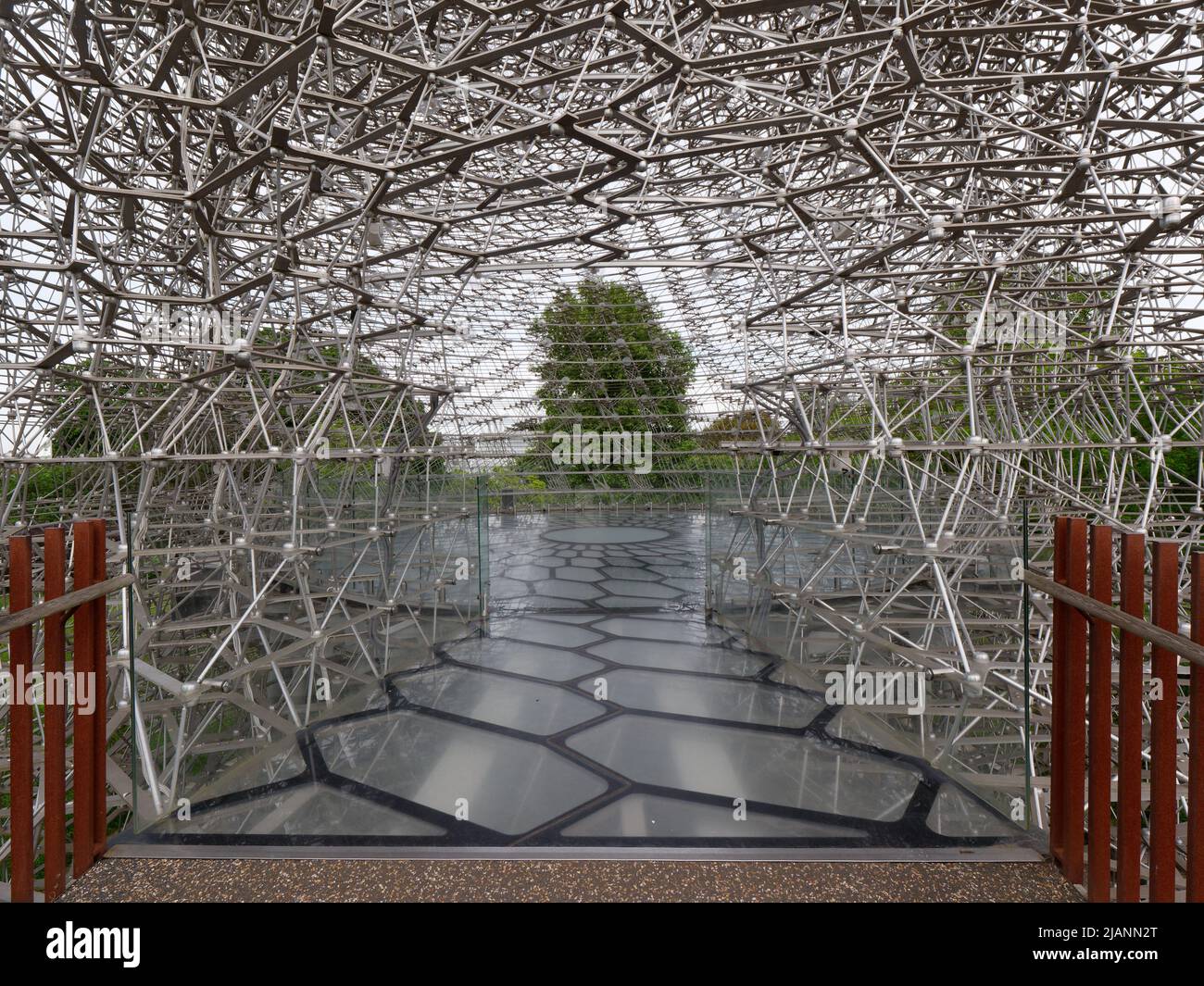 Richmond, Grand Londres, Angleterre, 18 mai 2022: Jardins botaniques royaux Kew. The Hive by Wolfgang contrefort, une structure conçue pour célébrer les Britanniques H Banque D'Images