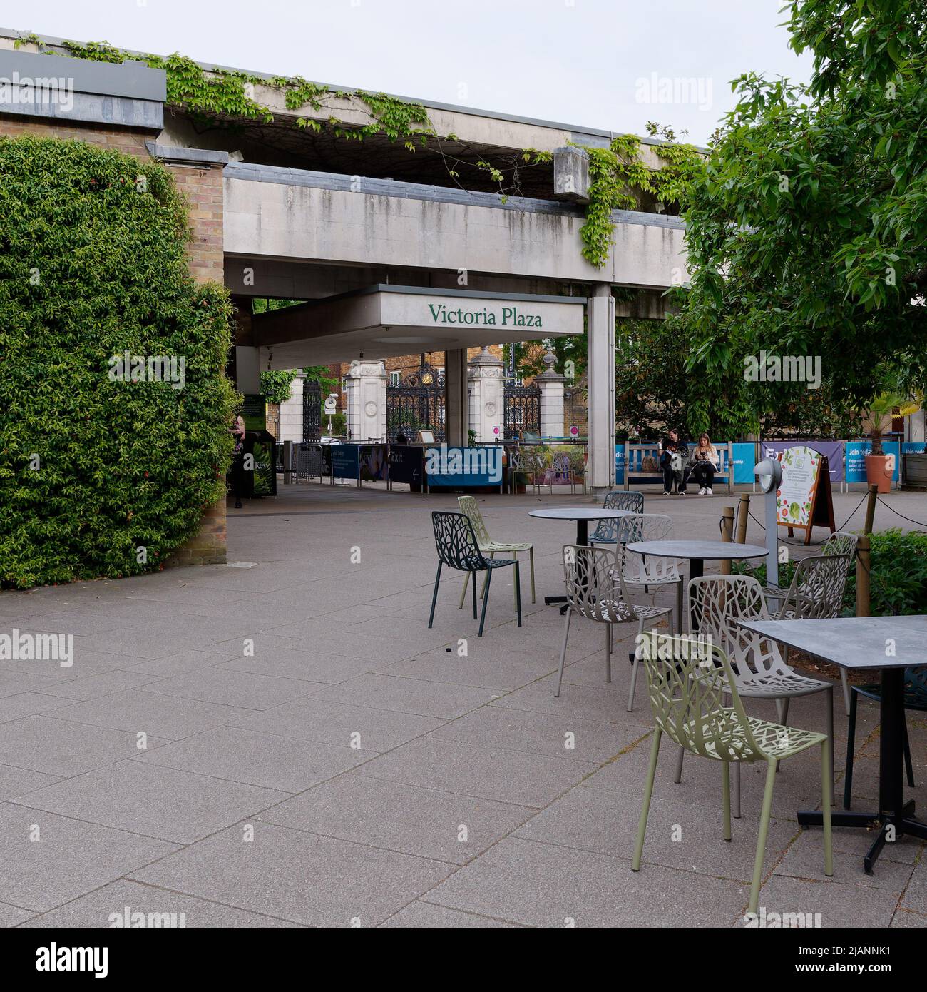 Richmond, Grand Londres, Angleterre, 18 mai 2022: Jardins botaniques royaux Kew. Victoria Plaza et restaurant près de l'entrée et de la sortie de la porte Victoria. Banque D'Images