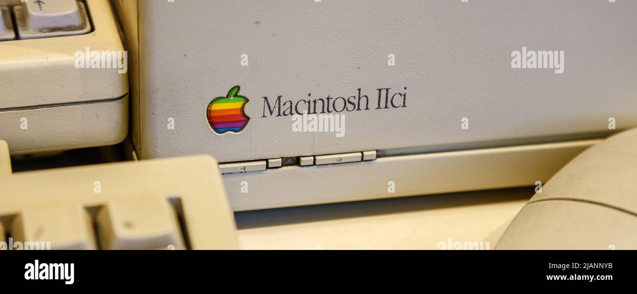 Istanbul, Turquie, mars 2019: Gros plan vieux logo Apple arc-en-ciel sur l'ancien ordinateur Macintosh. Musée Rahmi Koc Banque D'Images