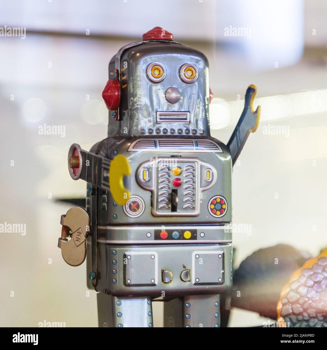 Istanbul, Turquie, 23 mars 2019 : robot vieux jouet en plaque d'époque.  Musée industriel Rahmi M. Koc Photo Stock - Alamy