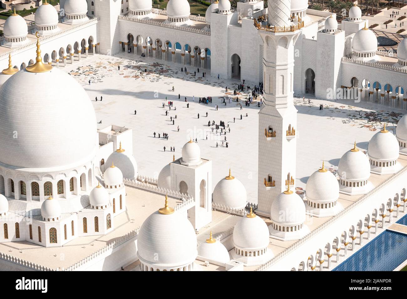 Photos aériennes exclusives d'Abou Dhabi et de la Grande Mosquée Sheikh Zayed. Perspective unique de la plus grande mosquée des Émirats Arabes Unis. Tourisme religieux. Banque D'Images