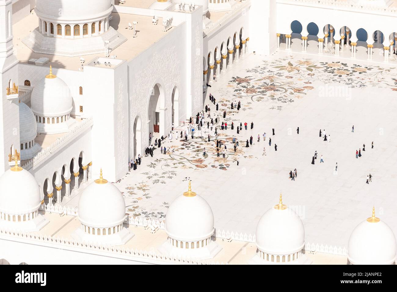 Photos aériennes exclusives d'Abou Dhabi et de la Grande Mosquée Sheikh Zayed. Perspective unique de la plus grande mosquée des Émirats Arabes Unis. Tourisme religieux. L'Islam. Banque D'Images