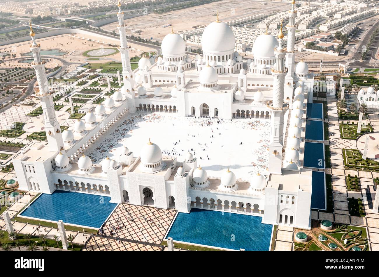 Photos aériennes exclusives d'Abou Dhabi et de la Grande Mosquée Sheikh Zayed. Perspective unique de la plus grande mosquée des Émirats Arabes Unis. Tourisme religieux. Banque D'Images