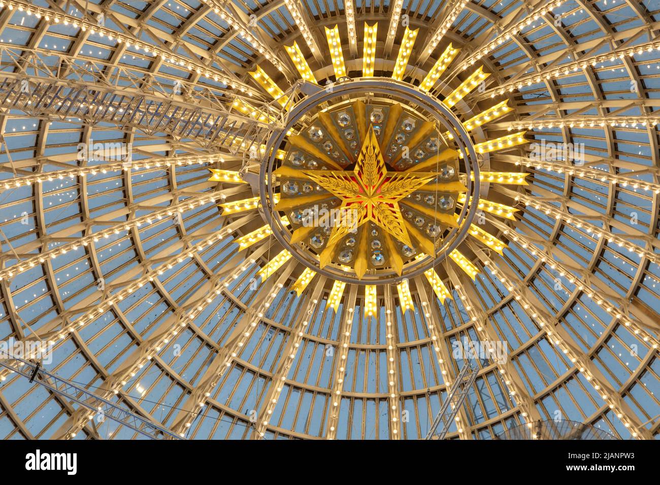 Moscou, Russie - 28 novembre 2018 : dôme en verre du pavillon cosmos de l'espace au VDNH - exposition des réalisations de l'économie nationale Banque D'Images