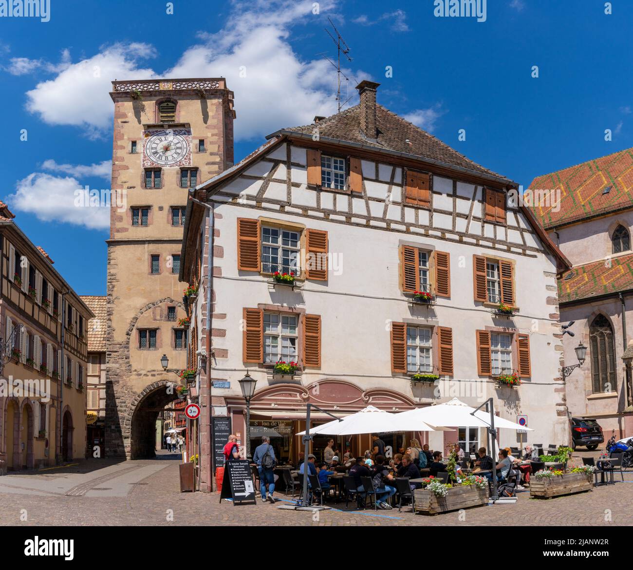 Ribeauville, France - 30 mai 2022 : les clients peuvent prendre un verre et un repas dans un café de rue du centre historique du village de Riebauville Banque D'Images Ribeauville, France - 30 mai 2022 : les clients peuvent prendre un verre et un repas dans un café de rue du centre historique du village de Riebauville Banque D'Images