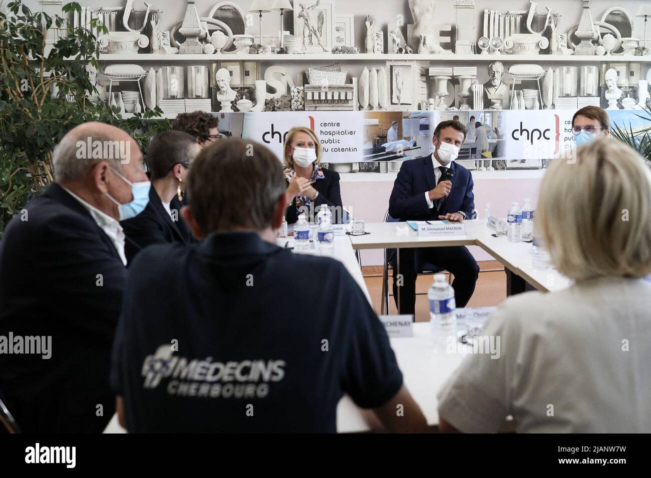 Cherbourg, France, sur 31 mai 2022. Le président français Emmanuel Macron accompagné de la ministre de la santé, Brigitte Bourguignon se rend au Centre hospitalier public du Cotentin à Cherbourg, dans la Manche, France, le 31 mai 2022, pour un placement consenti à l'accès aux médecins urgents et non programmés. © Stéphane Lemouton/Bestimage le président français Emmanuel Macron rencontre des travailleurs de la santé au centre hospitalier de Louis Pasteur Cotentin lors d'une visite consacrée à l'accès aux soins urgents et non planifiés à Cherbourg, en France, sur 31 mai 2022. Photo de Stephane Lemouton/Pool/ABACAPRESS.COM Banque D'Images