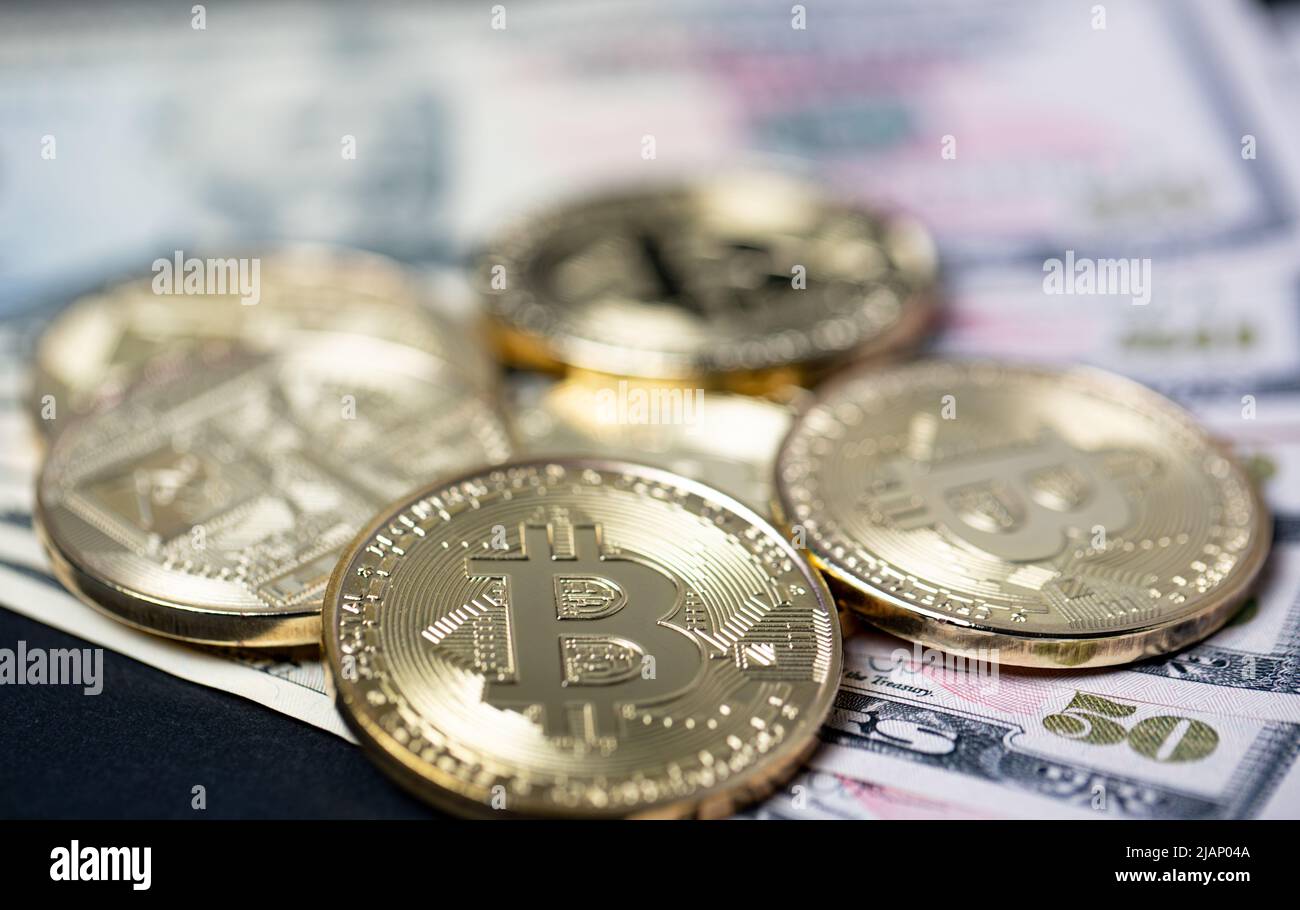 Pièces en or Bitcoin sur cinquante billets de dollars. Change dollar en bitcoin crypto-monnaie concept Banque D'Images
