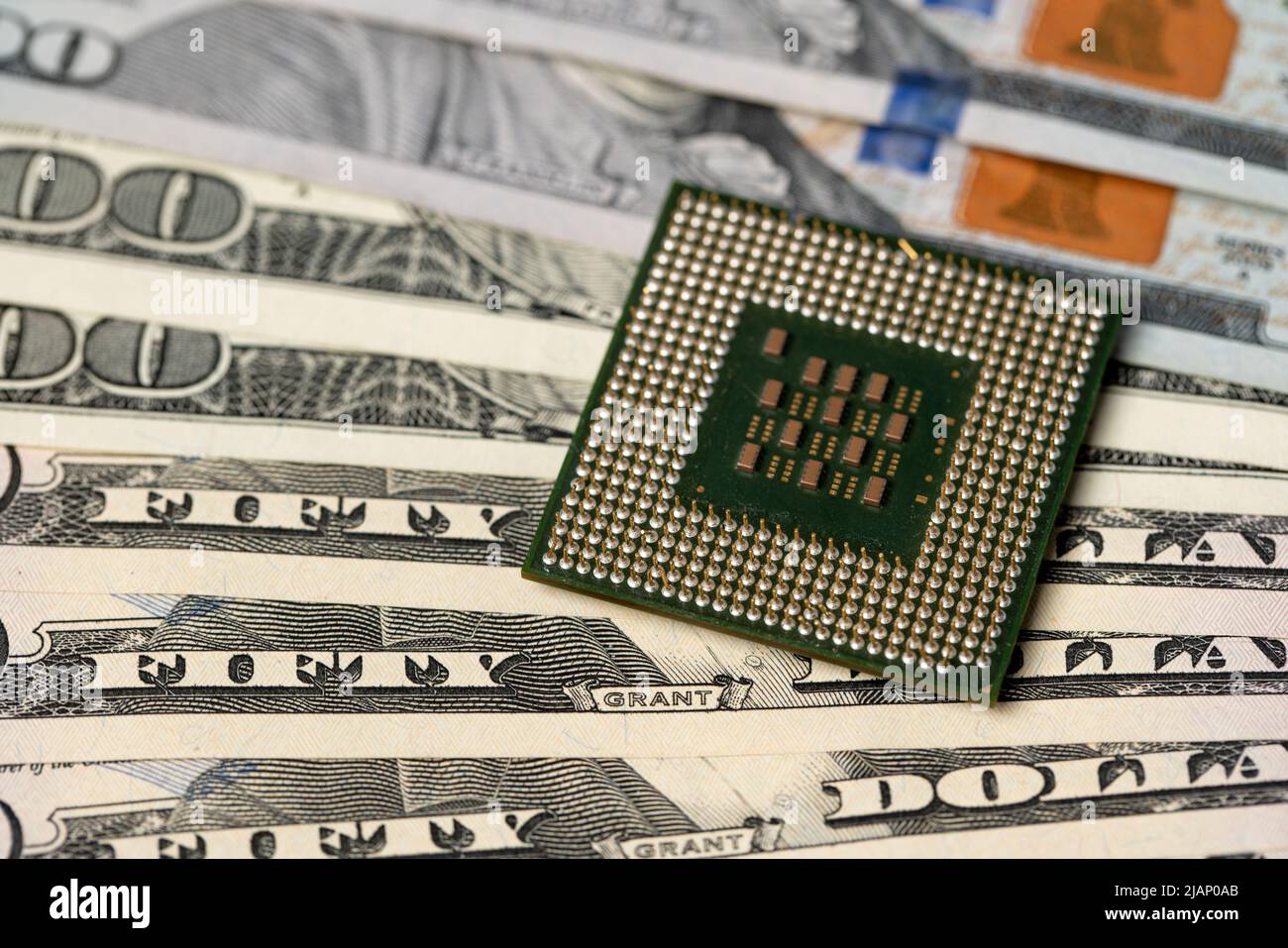 Processeur sur des factures en dollars. Transistors sur l'unité centrale de traitement et broches pour la connexion. Coût de la technologie concept Banque D'Images