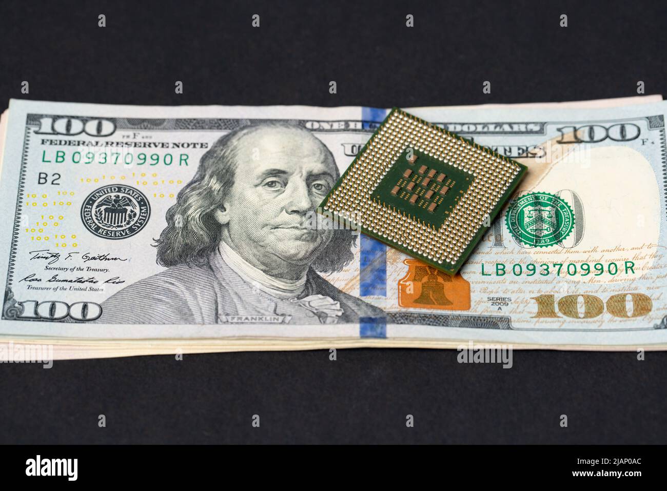 Processeur sur des factures en dollars. Transistors sur l'unité centrale de traitement et broches pour la connexion. Coût de la technologie concept Banque D'Images