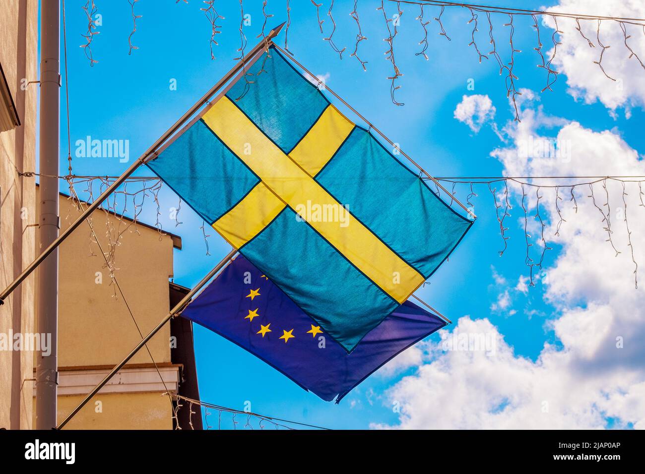 Drapeaux de la Suède et de l'Union européenne près de l'ambassade du Royaume de Suède à Minsk (Bélarus) Banque D'Images