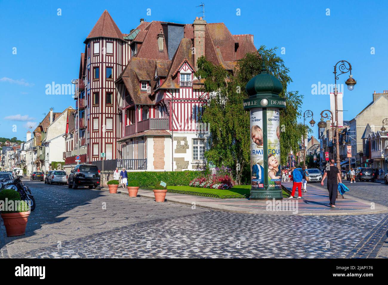 DEAUVILLE, FRANCE - 1 SEPTEMBRE 2019 : architecture médiévale stylisée d'une station balnéaire, construite au milieu du 19th siècle. Banque D'Images