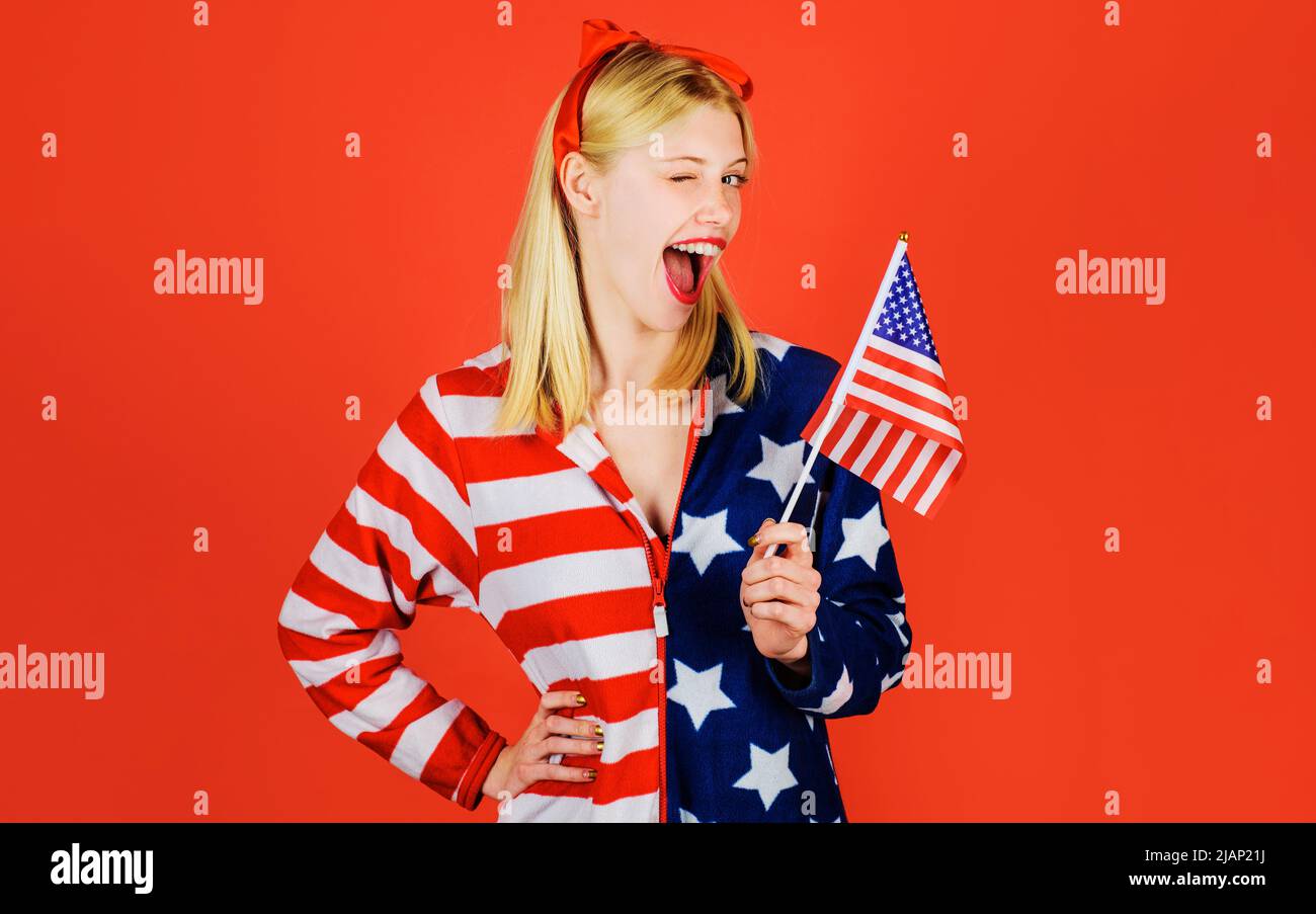 Fête de l'indépendance. 4 juillet. Une fille à drapeau américain. Couleurs nationales USA. Banque D'Images