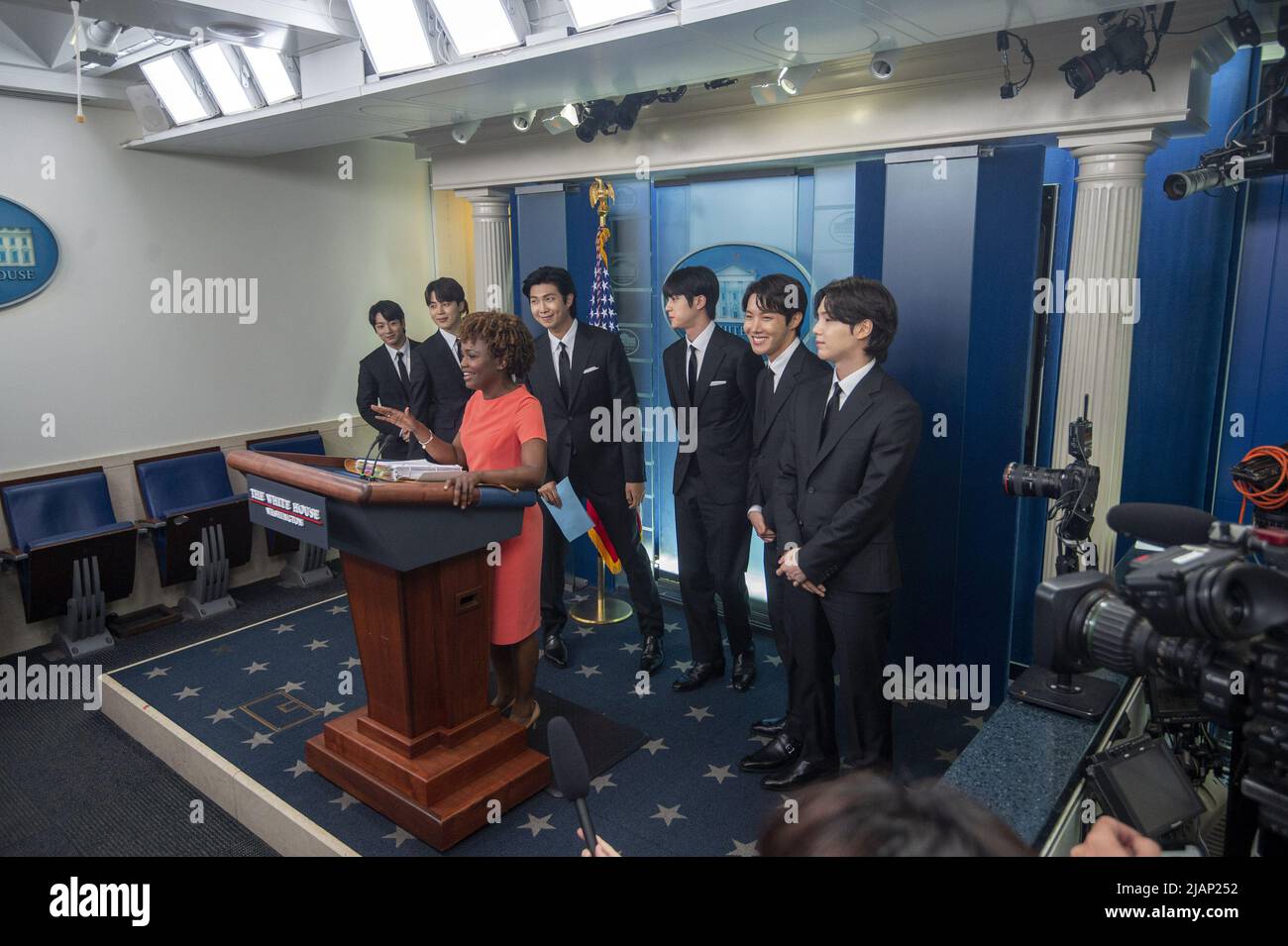 Washington, États-Unis. 31st mai 2022. Les membres du groupe coréen de la pop BTS se joignent à Karine Jean-Pierre lors de son briefing de presse quotidien à la Maison Blanche à Washington, DC, mardi, 31 mai 2022. Par la suite, le BTS a rencontré le président Joe Biden dans le Bureau ovale pour discuter de la discrimination anti-asiatique et de l'inclusion et de la représentation asiatiques. Photo de Bonnie Cash/UPI Credit: UPI/Alay Live News Banque D'Images