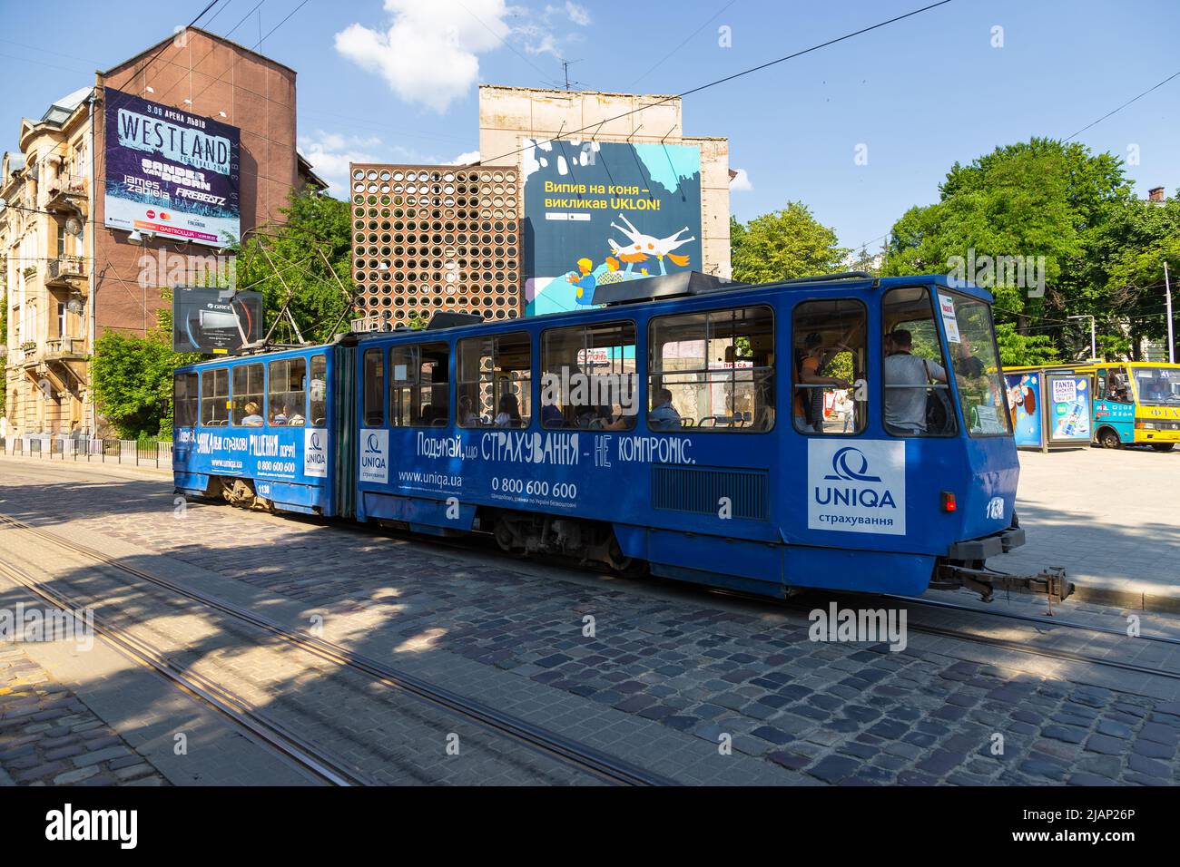 Lviv, Ukraine - 09 juin 2018 : bâtiments traditionnels de la vieille ville historique de Lviv. Tram bleu à l'arrêt. Banque D'Images