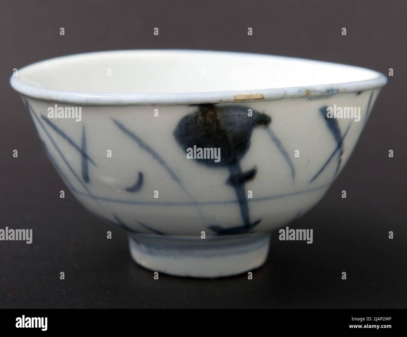 Czarka décoration cobalt faite de fleurs stylisées, de lignes et de croix inconnues Banque D'Images