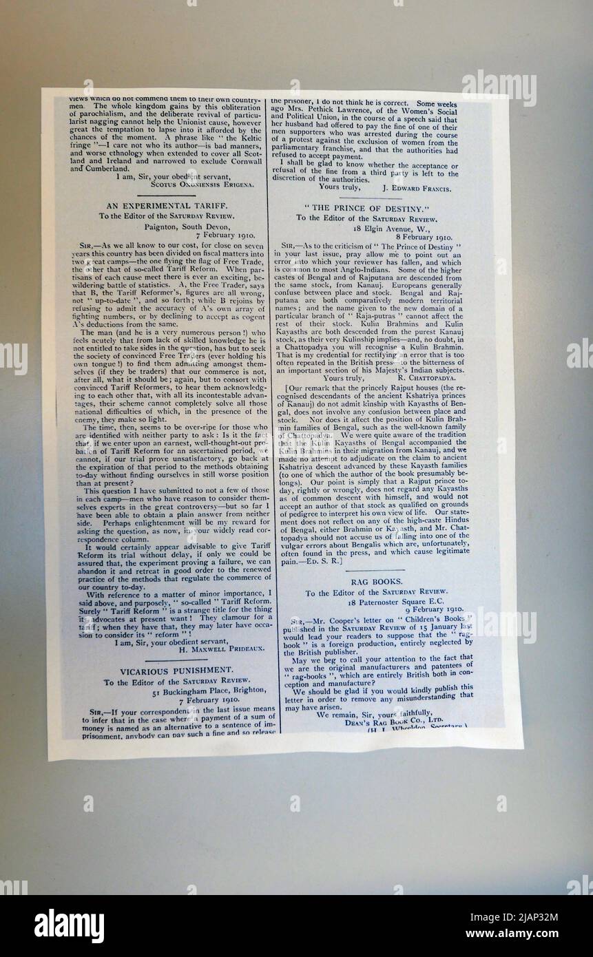 L'exposition présente des livres et des articles issus des collections des Bodléian qui invitent à la réponse sensorielle dans les cinq sens de la vue, du son, du goût, de l'odorat, du toucher et au-delà. Les points forts incluent un livre conçu par Andy Warhol dans le 1960sand une feuille de timbres LSD. Un livre fait de 20 tranches de fromage américain par Ben dense.A Miniature de voyage ensemble de 60 livres foe le prince Charles de 8 ans début du 17 ème siècle .A 14 ème siècle Psalter les spectacles une initiale illuminée avec le ciel au sommet , et les livres de Dizzy Pragnell faits de légumes ,, Banque D'Images